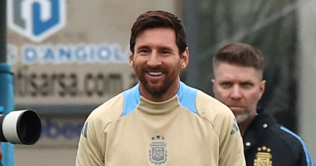 メッシはアルゼンチンで1試合しか出場せず、スカローニ監督は驚きの決断を下した バーディン広場の女性行進グループA80の「バラ」の美しさ