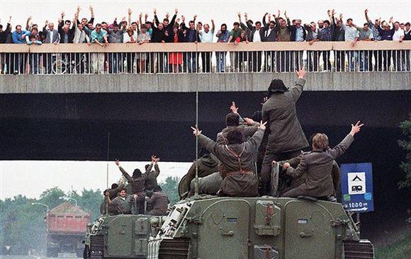 1991年9月19日の今日まで、ベオグラードの護衛戦車は3本の指で戦車を護衛し、ヴコバルの破壊に向かう途中で花を投げます。