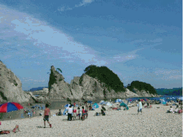 青空の下  夏の海水浴を楽しむ人達で賑わっている浄土ヶ浜海水浴場の写真