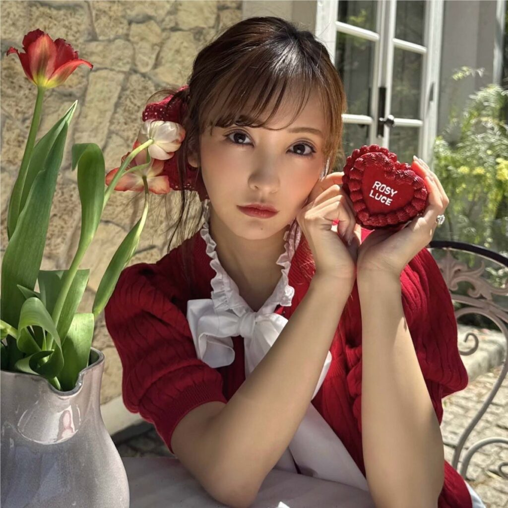 板野友美がディレクションを務めるライフスタイルブランド「Rosy luce」が「AnyMind Group」と戦略的パートナーシップを⽬的として、業務提携契約を締結 | 株式会社Rosy luce co.のプレスリリース