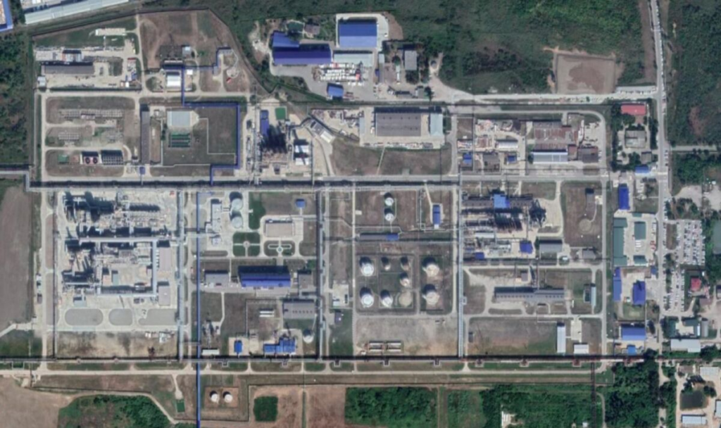 ロシア製油所で火災、ウクライナのドローン攻撃で－燃料不足が深刻化 - Bloomberg