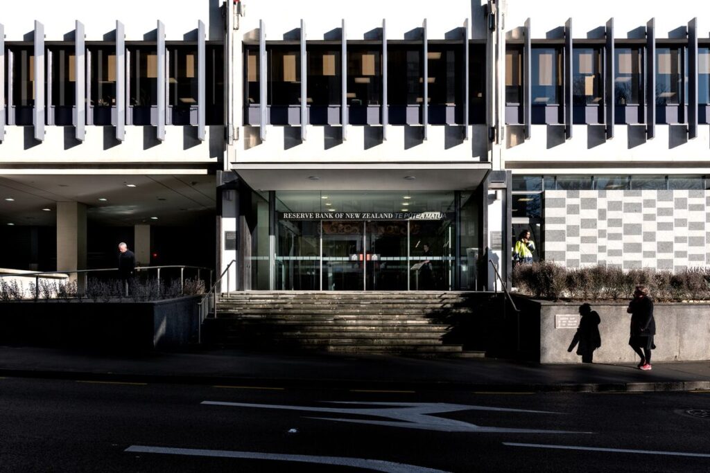 ＮＺ中銀の新総裁、数週間以内に指名する予定－ラクソン首相 - Bloomberg