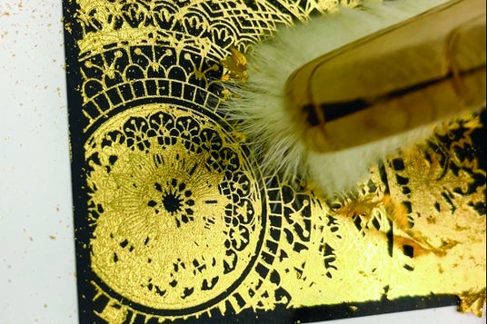 老舗金箔屋による伝統体験「堀金箔粉 金箔貼り体験」を、芸術祭 in CHOURAKUKAN 2025にて9月28日(日)に開催