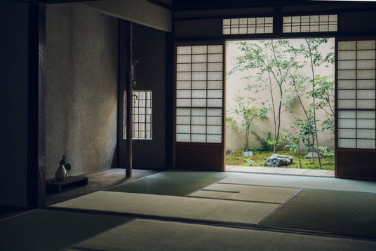 京都 岡崎の京町家を改装した写真画廊「風光 huko」が2025年10月2日に誕生。世界で活躍する写真家・山本昌男氏の展示を皮切りに、今後は茶会や演奏会を開催。 - 烏丸経済新聞