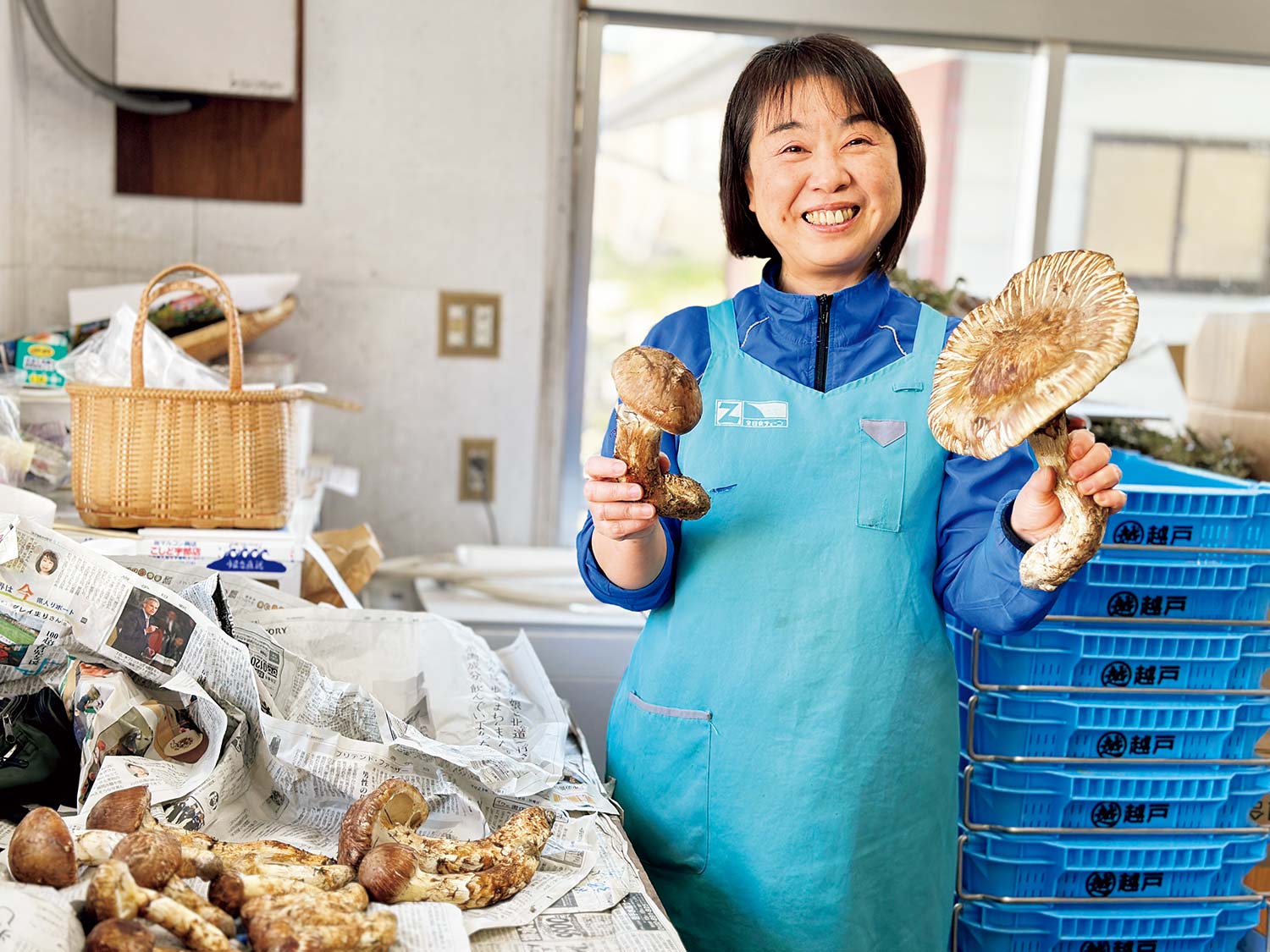 店舗横の別棟で松茸を選定する越戸店長。越戸商店の社長夫人でもある。