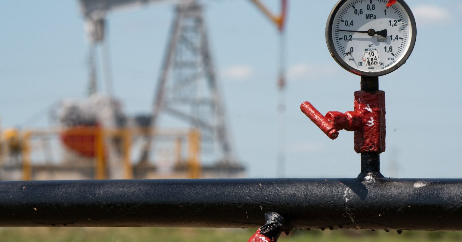 原油先物は狭いレンジで推移、生産増加がロシア供給懸念を相殺 | ロイター
