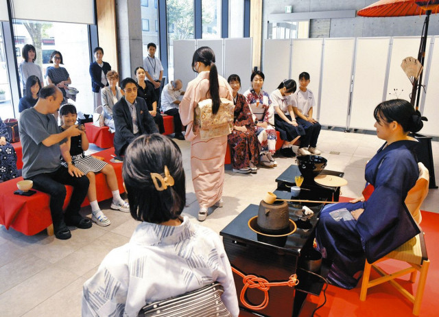 自作茶わんで おもてなし 学生大茶会に金美の裏千家部　作品も展示「経験　制作に生かしたい」