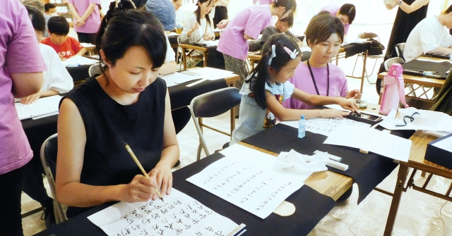 木簡の名刺いかが 「万葉仮名」や「女手」使い - 奈良市美術館ワークショップ