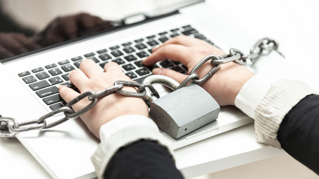 年齢確認導入を順守したポルノサイトでイギリスからのトラフィックが減少する一方で無視したサイトは倍以上に増加している - GIGAZINE