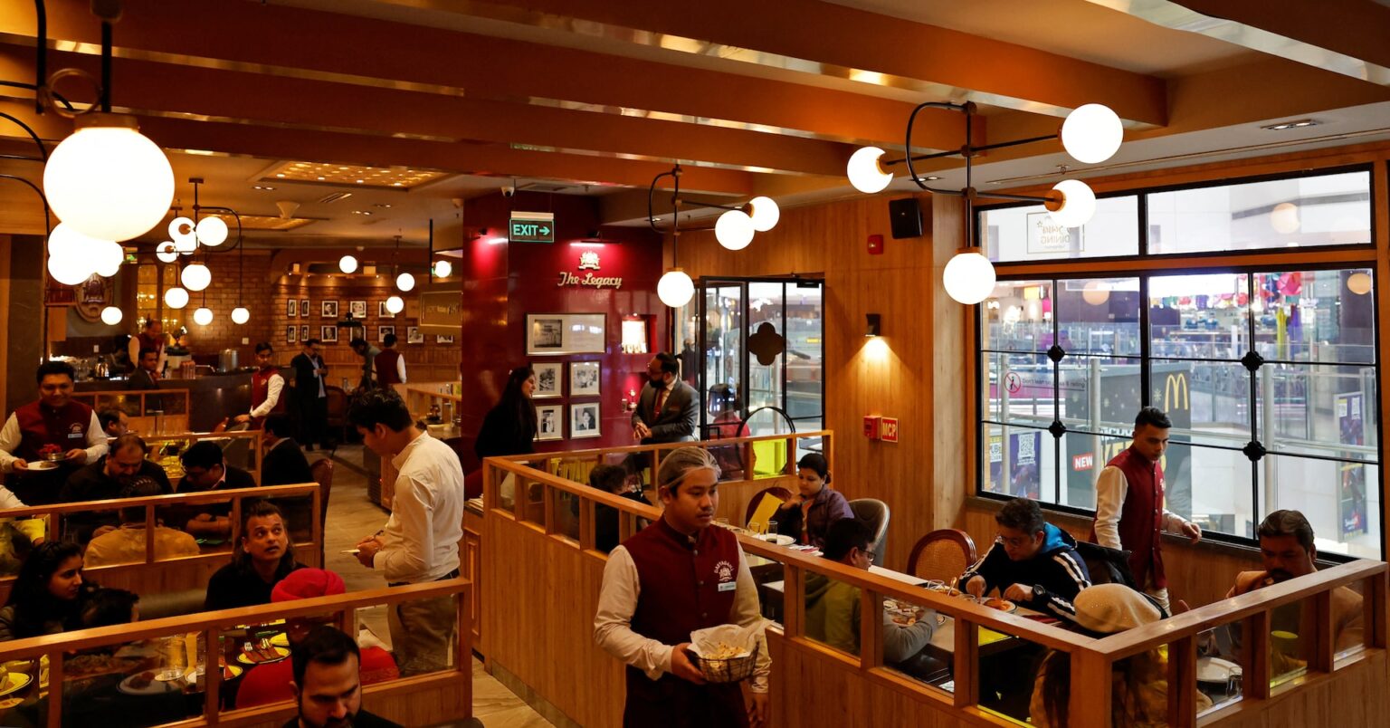 インドのサービスＰＭＩ、8月は15年ぶり高水準　価格も上昇 | ロイター