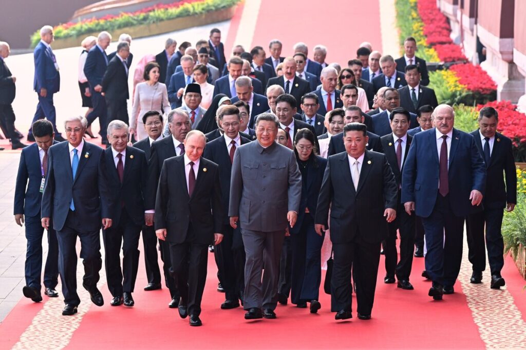 中国中心の新たな枠組み「動乱の枢軸」、各国首脳が北京に集結 - Bloomberg