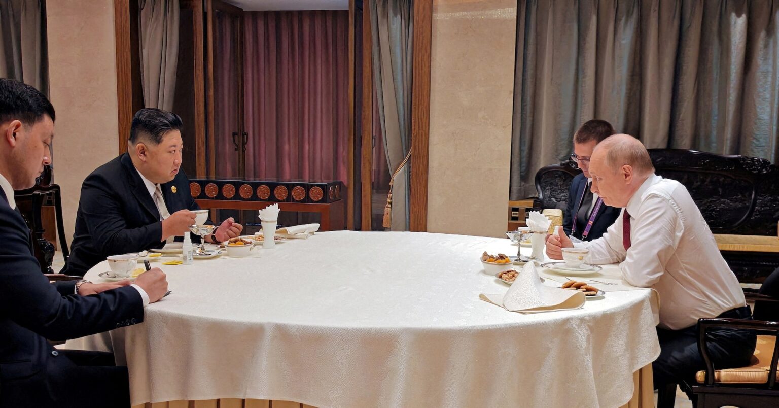 北朝鮮、朝ロ会談後の部屋を入念に拭き取り 金正恩氏の情報流出警戒 | ロイター 北朝鮮、朝ロ会談後の部屋を入念に拭き取り 金正恩氏の情報流出警戒 | ロイター