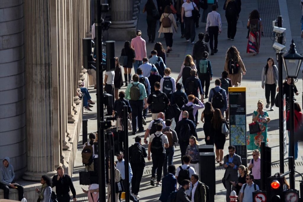 英国企業の人員削減が加速、４年ぶりのペース－中銀調査 - Bloomberg