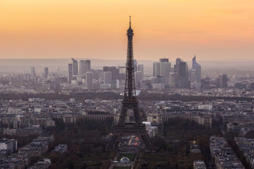 フランス政治危機、バイル氏後任には債務抑制の重荷－８日に信任投票 - Bloomberg
