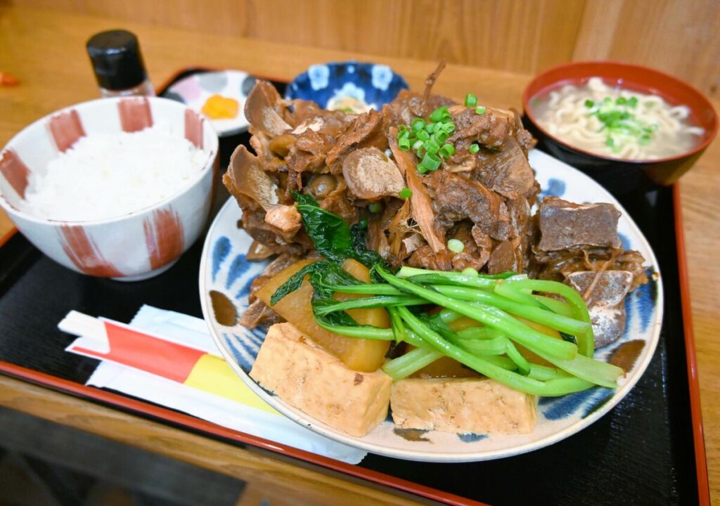 重さ1キロの「骨の煮付け」が人気　優しい甘さが口に広がる　那覇市繁多川の大衆食堂 | 胃心地いいね | 沖縄タイムス＋プラス