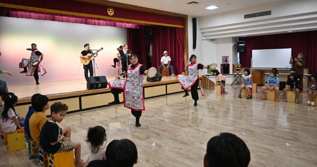 手作りカホン　演奏楽しむ那覇・大嶺自治会館　ペルー打楽器、子どもら体験　アルベルト城間さんら交流 - 琉球新報デジタル