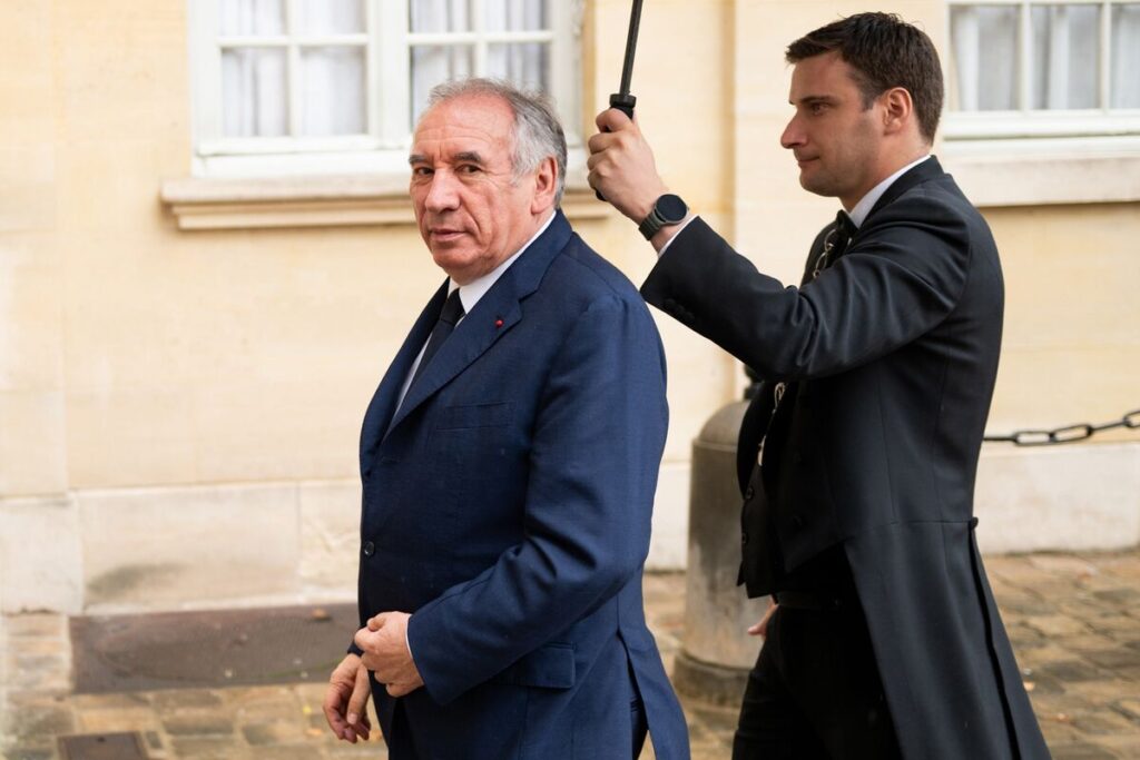 フランス首相、予算巡る対立で退陣の瀬戸際―８日夜に信任投票 - Bloomberg