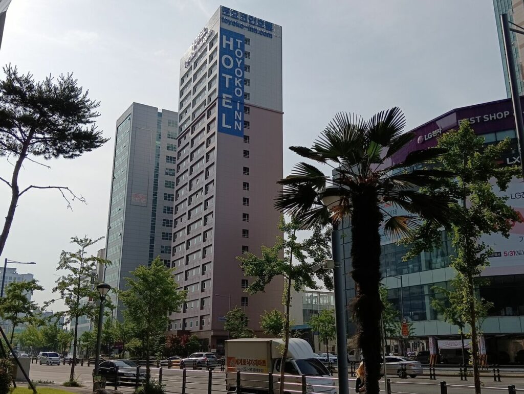 「こんなホテル、韓国にはなかった」、宿泊文化を変えた東横インが韓国で大ウケの理由 無料食べ放題の朝食、ふかふかのベッド…日本型ビジネスホテルの「コスパ」で宿泊客の心をつかむ(1/5) | JBpress (ジェイビープレス)