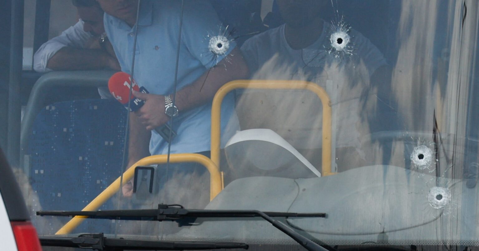 エルサレムのバス停で銃撃、6人死亡　犠牲者にスペイン人も | ロイター