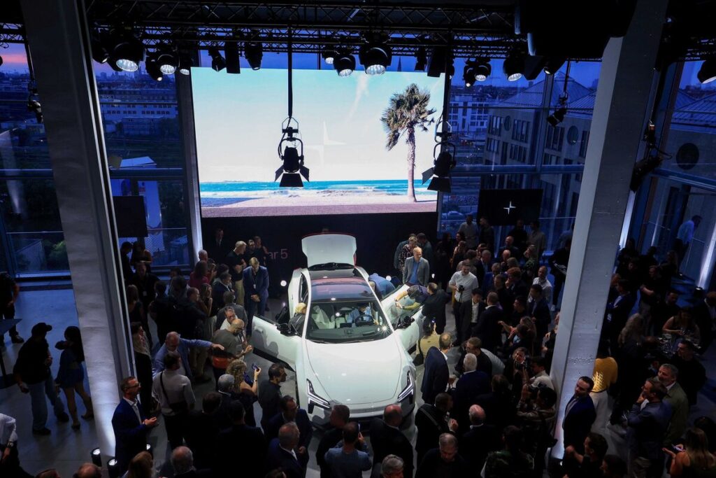 欧州自動車メーカー、内燃機関車販売禁止のEU目標に相次ぐ懸念 - Bloomberg