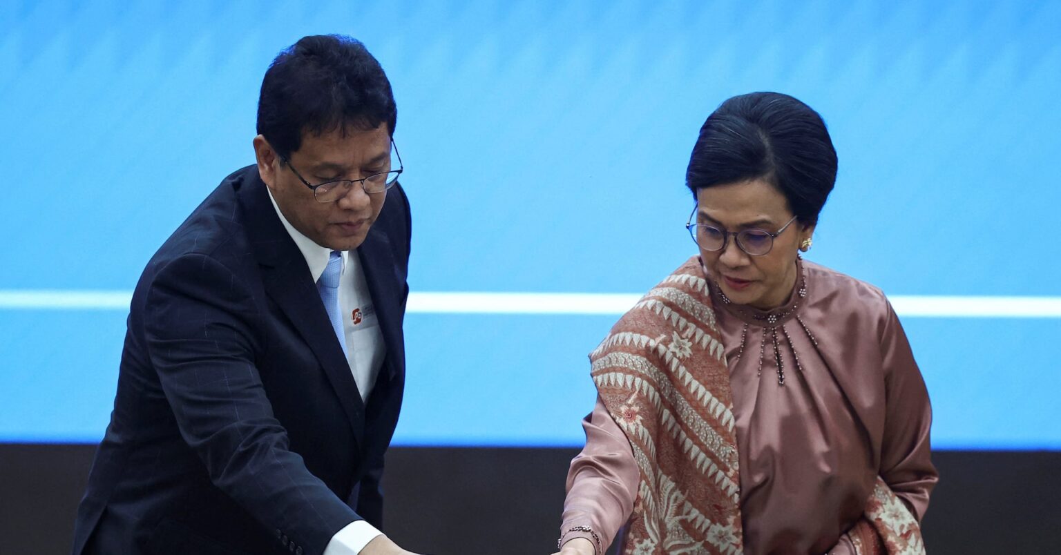 インドネシア新財務相「中銀と協力し流動性緩和」、 小規模デモ続く | ロイター インドネシア新財務相「中銀と協力し流動性緩和」、 小規模デモ続く | ロイター