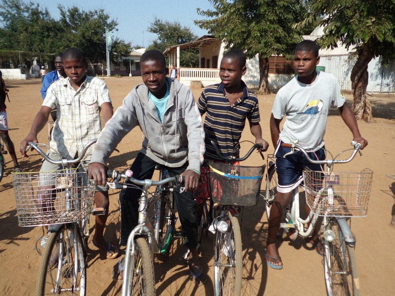 日本から届いた自転車に乗るモザンビークの少年ら。交流はさまざまな分野に広がった＝四国グローバルネットワーク提供