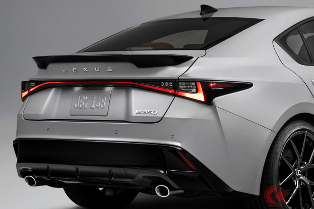 レクサスが「新型スポーツセダン」を米国で初公開！ 3.5リッターV6エンジンで「311馬力」発揮 大幅刷新でさらにスポーティへ 超カッコいい新型「IS」登場