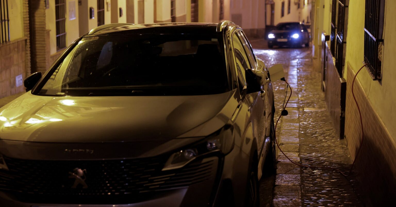 ハイブリッド車は低排出車ではない、公称値大幅に上回る排出量＝調査 | ロイター