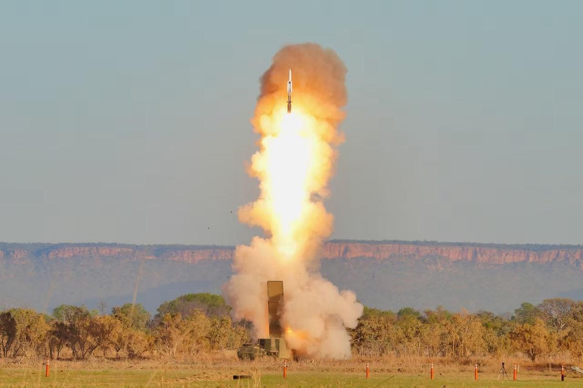 タイフォンは、バッテリー作戦指揮所、4基の発射装置、牽引車（プライムムーバー）、および改造トレーラーで構成されている。