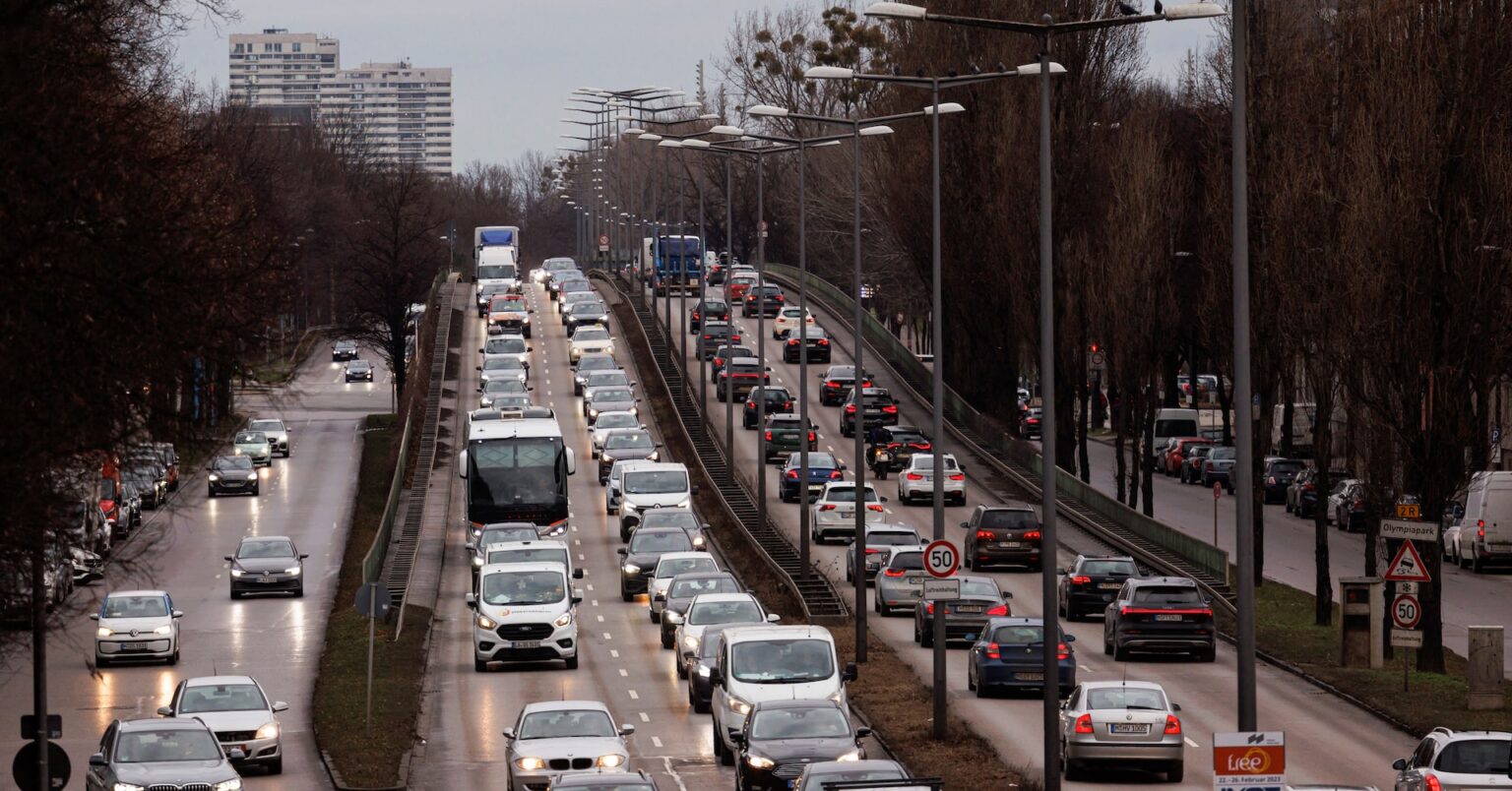 ドイツ自動車工業会と労組、内燃機関禁止計画の撤回をEUに要請 | ロイター ドイツ自動車工業会と労組、内燃機関禁止計画の撤回をEUに要請 | ロイター