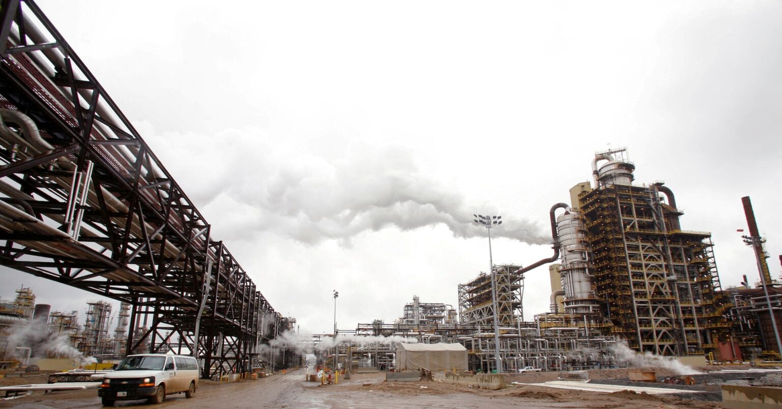 カナダ、石油・ガス業界の排出上限撤廃も　新戦略の一環＝関係筋 | ロイター