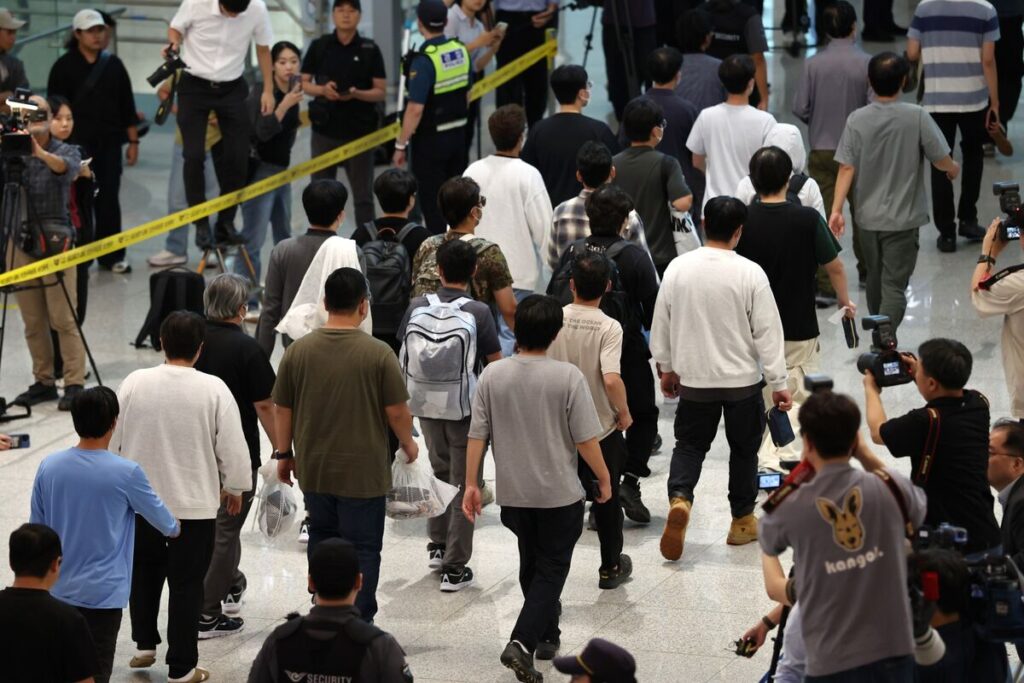 米国で拘束の韓国人労働者、チャーター機で帰国－外国人含む330人 - Bloomberg