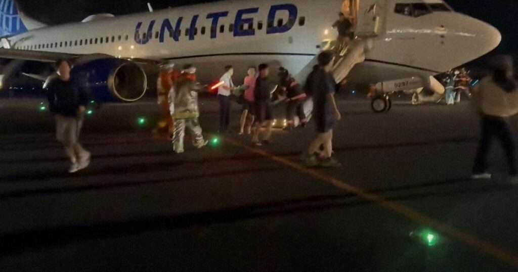関空にユナイテッド機が緊急着陸 141人が緊急脱出、2人軽傷 - 毎日新聞