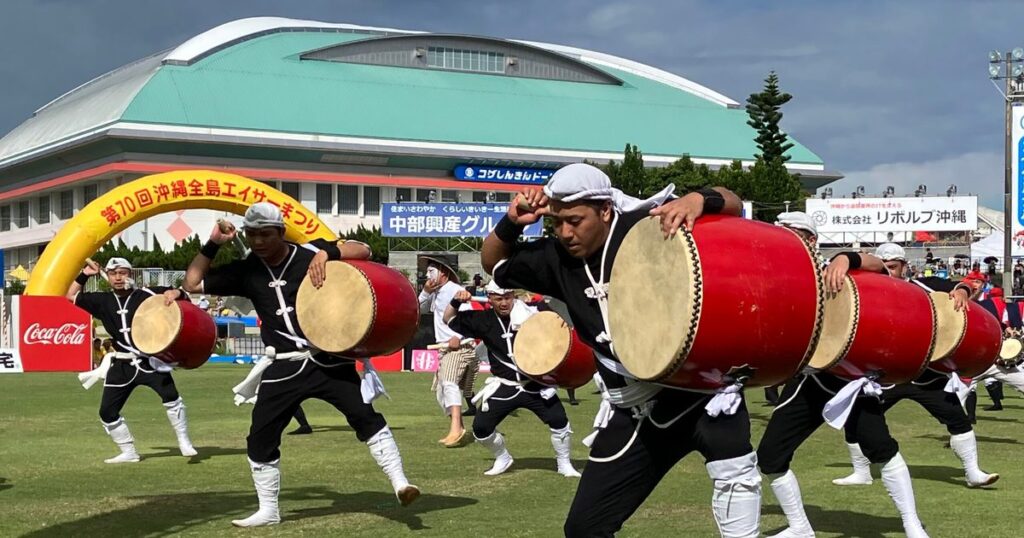 勇壮にエイサー演舞、幕開けは泡瀬第三青年会 沖縄市青年まつり始まる – 琉球新報デジタル 勇壮にエイサー演舞、幕開けは泡瀬第三青年会 沖縄市青年まつり始まる - 琉球新報デジタル