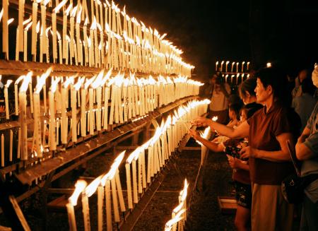 和歌山・光三宝荒神社「献灯祭」 橋本、１万本のろうそくで祈り | | 全国のニュース