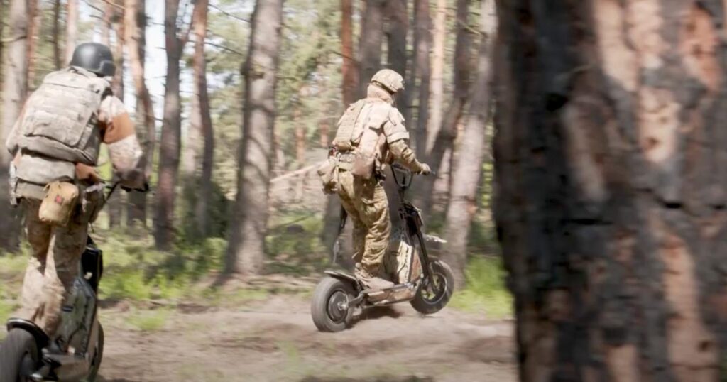 ウクライナ軍、電動キックボードを導入…戦場の変化によって新たな機動力が求められている | Business Insider Japan