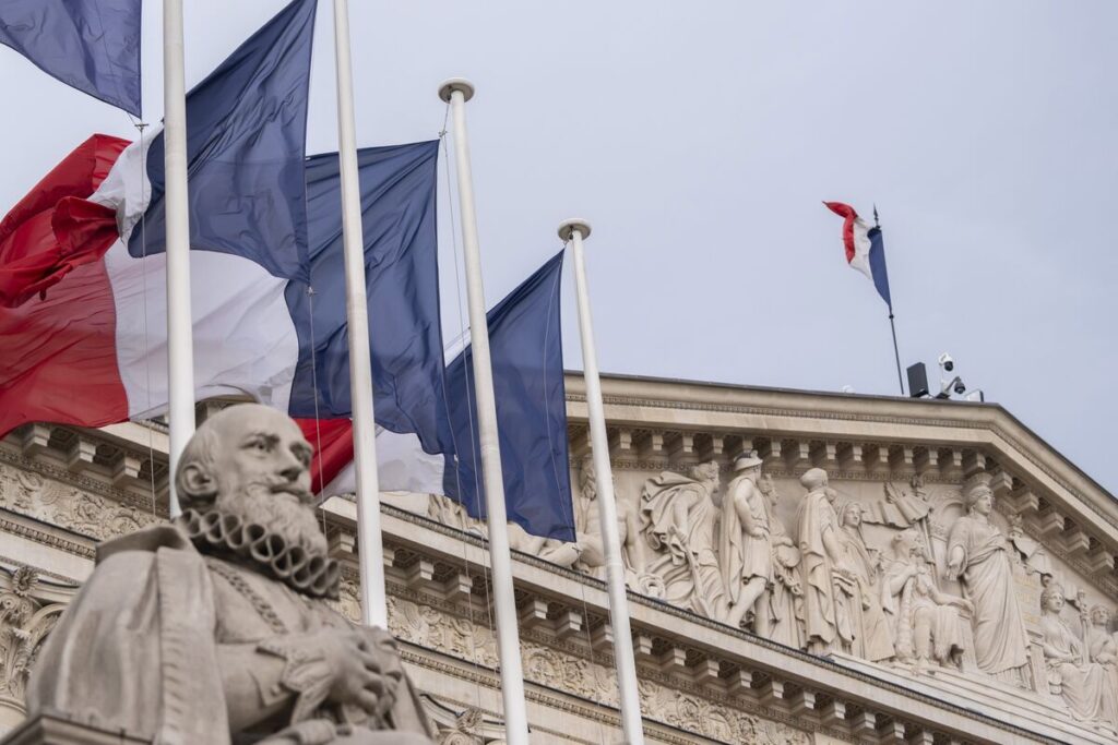 フランス債、他の欧州債下回るパフォーマンス－先週の信用格下げ受け - Bloomberg