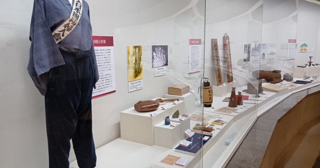石碑や“紙の爆弾“…見て学ぶ戦争と平和 熊本・玉名で企画展 - 毎日新聞