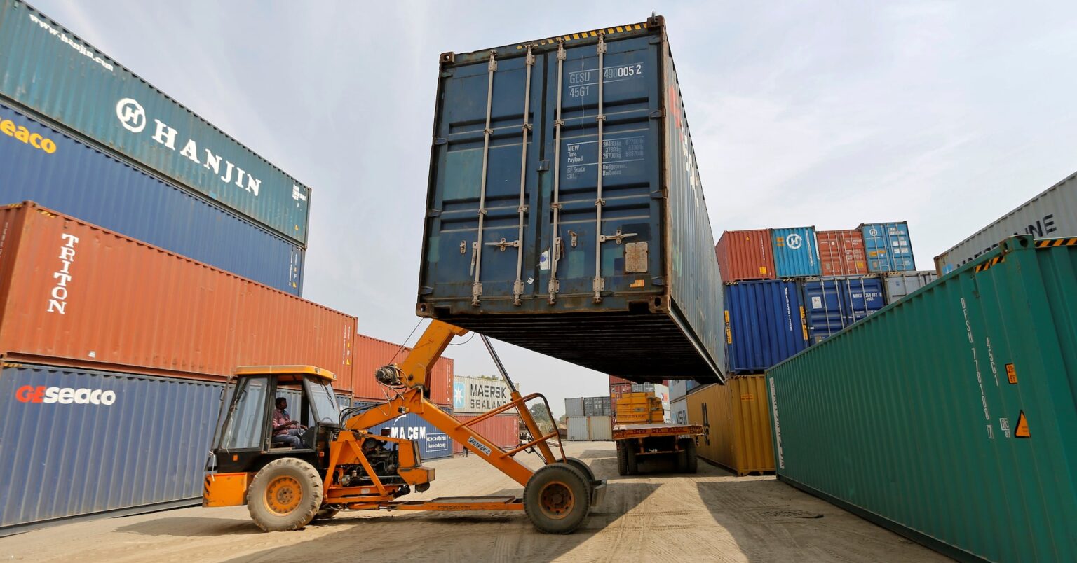 インド貿易赤字、8月は264億ドルに縮小 | ロイター