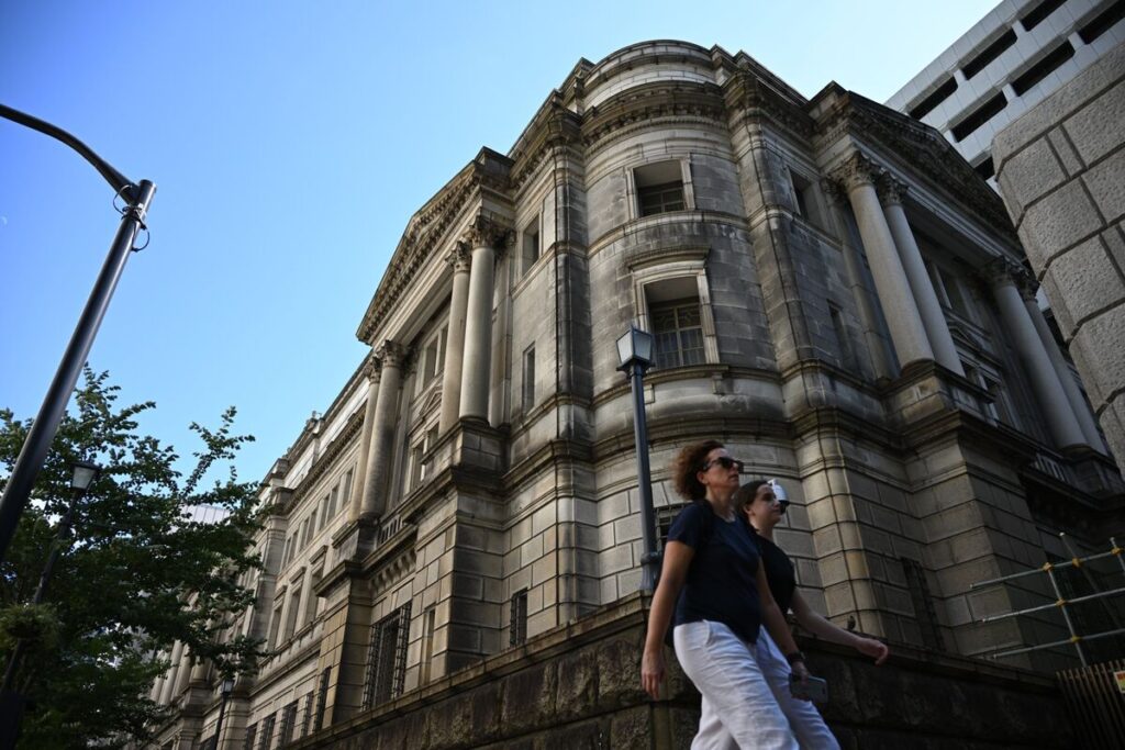 日銀は５会合連続で金融政策維持へ、関税の影響や国内政治に不透明感 - Bloomberg