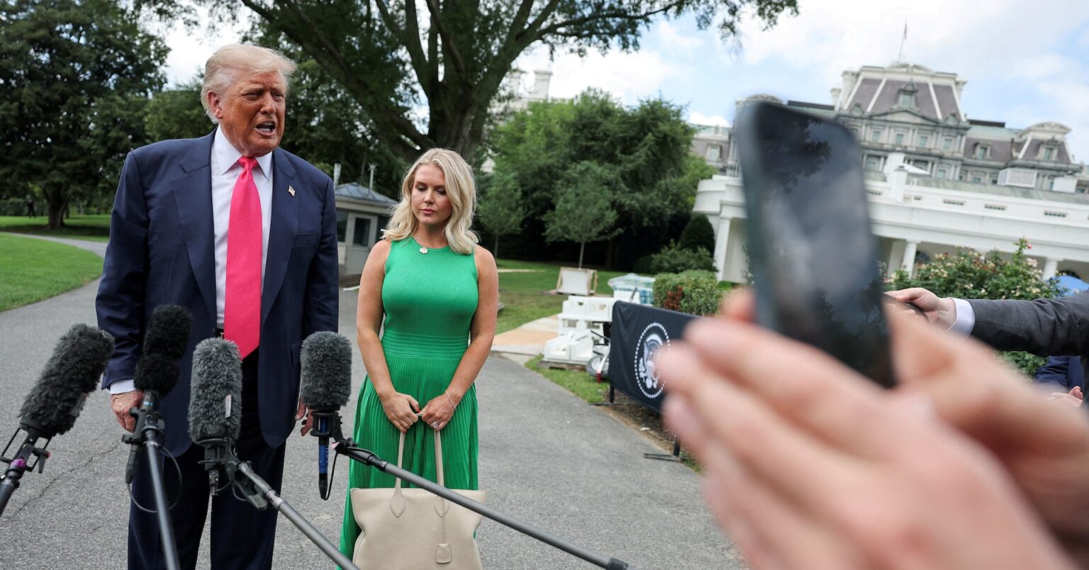 アングル：米保守活動家の銃撃事件、トランプ氏が情報発信の最前線に　「ニュース支配」鮮明 | ロイター