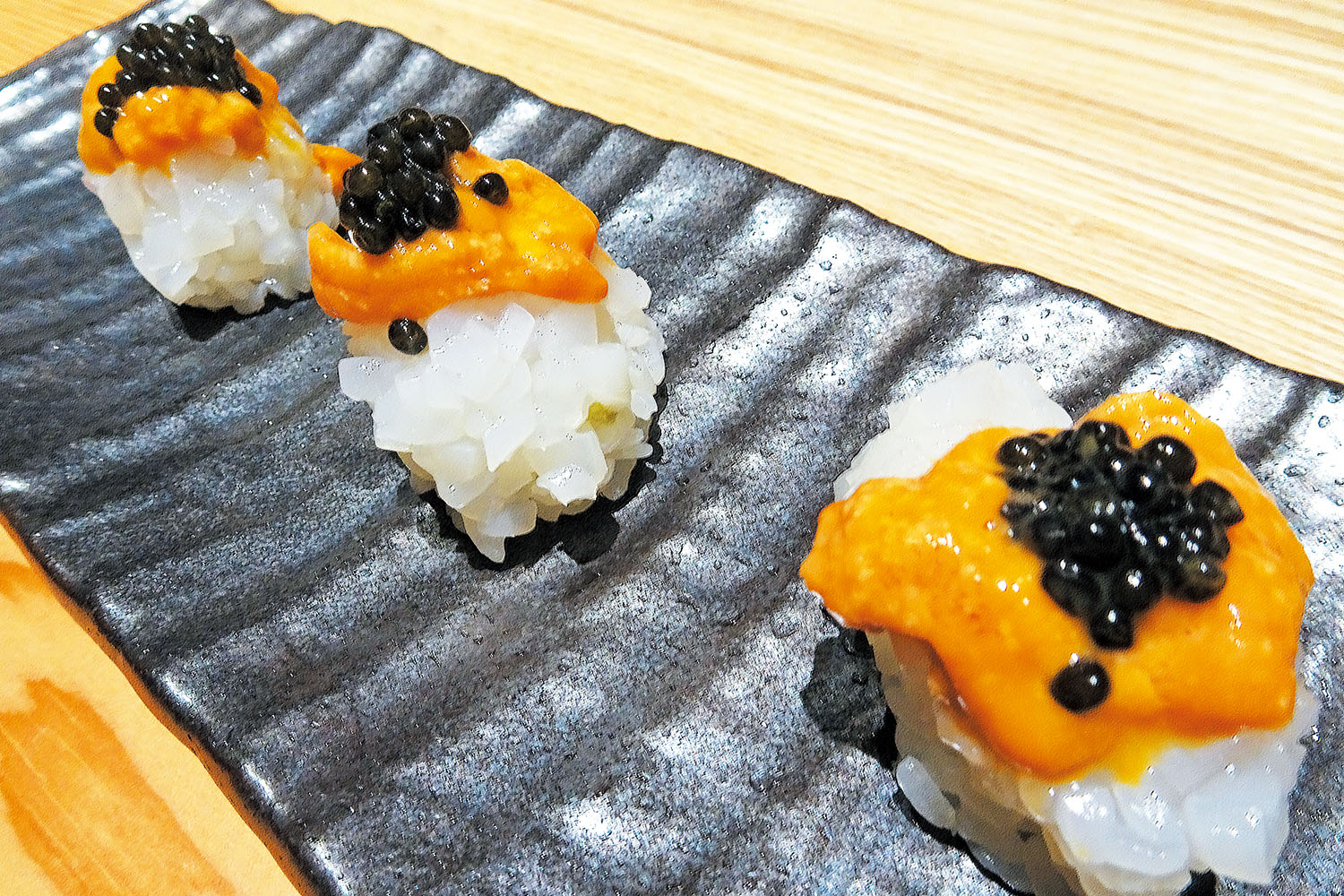 室井さんが通う『寿司栄 掛尾店』は2025年4月にリニューアル。アカイカとムラサキウニのキャビアのせ。