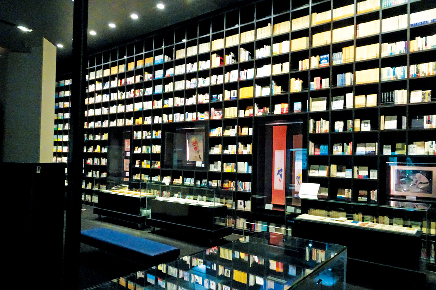 富山市の中心部に立つ『高志の国 文学館』。「わが文学館の大書架で〜す。カッコイイでしょ！」。