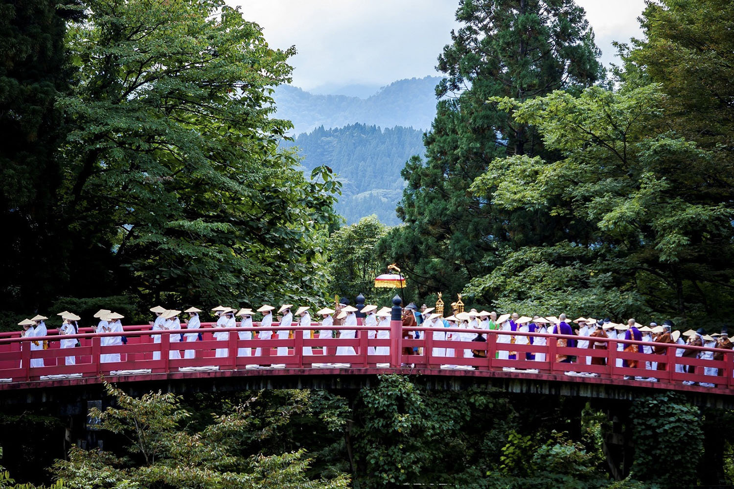 かつて立山への登拝が許されなかった女性が橋を渡り、極楽浄土を願う「布橋灌頂会」。次回は2026年に開催される（写真＝布橋灌頂会実行委員会）。