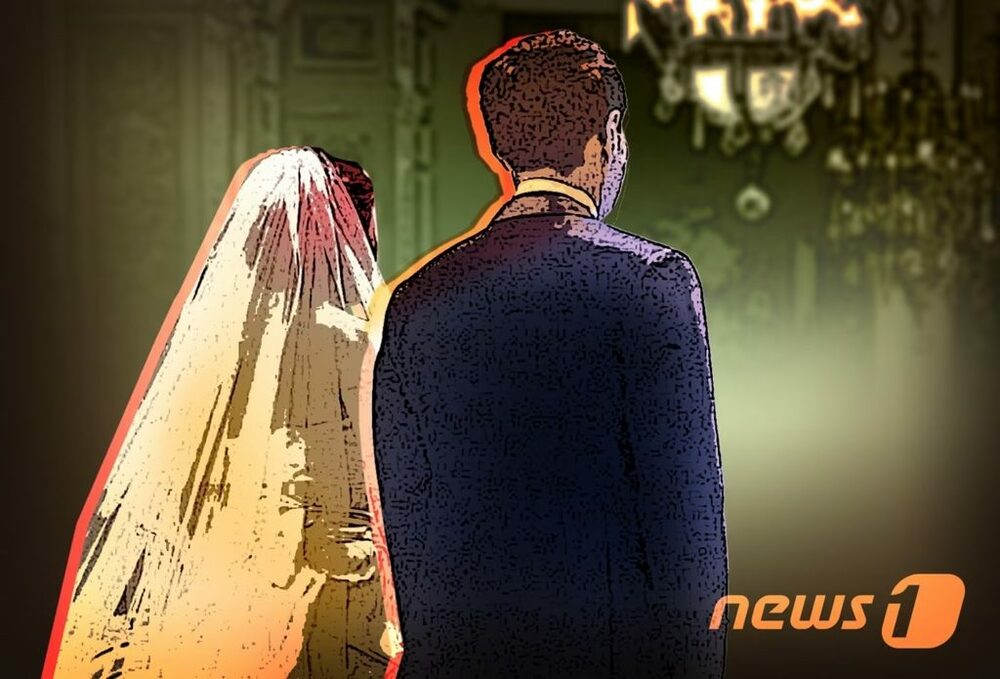 「新婚旅行に一緒に行きたい」…韓国のシングルマザーの願いに娘困惑　写真枚　国際ニュース：AFPBB News