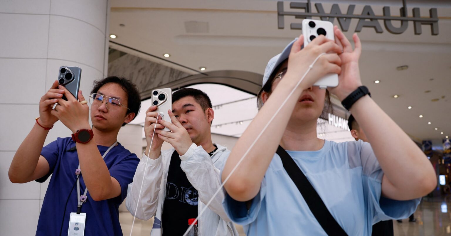 中国スマホ市場低迷、第3四半前半は前年比2％減＝調査会社 | ロイター