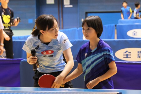 元卓球日本代表の石川佳純さんが三重県の子どもたちを熱血指導 | 高知新聞