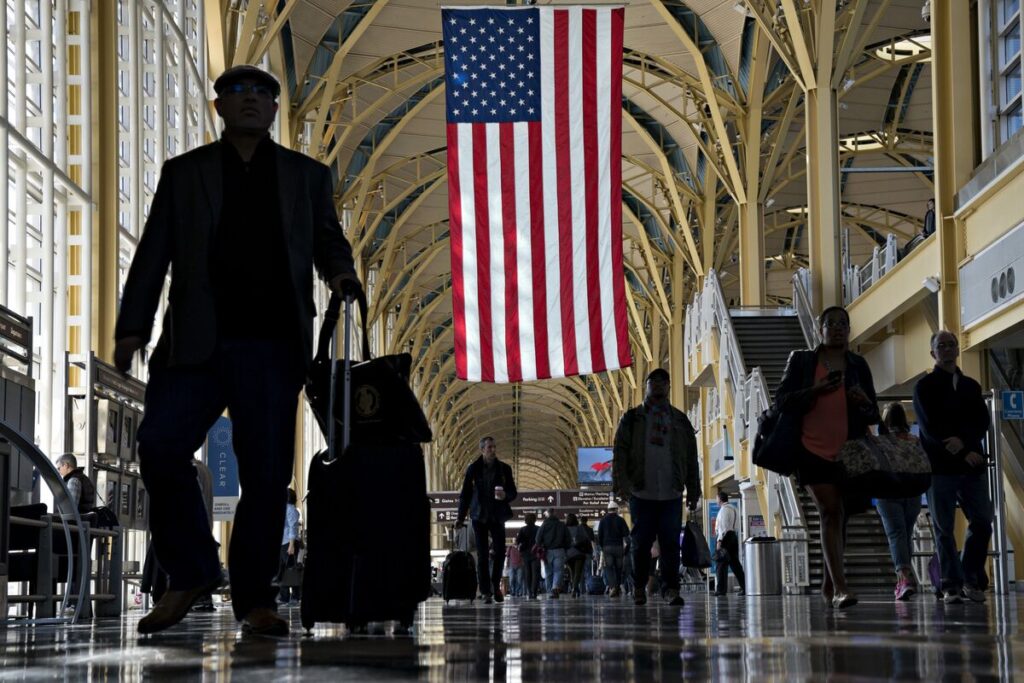 トランプ氏、H-1Bビザの大幅な見直しへ－申請に10万ドルの手数料 - Bloomberg
