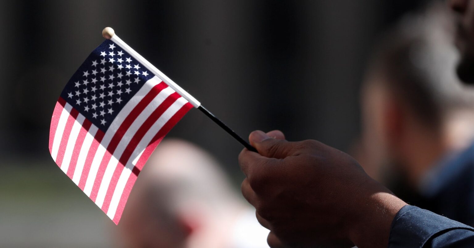 米大統領令、高度専門職ビザに10万ドル申請料　ハイテク企業に打撃 | ロイター