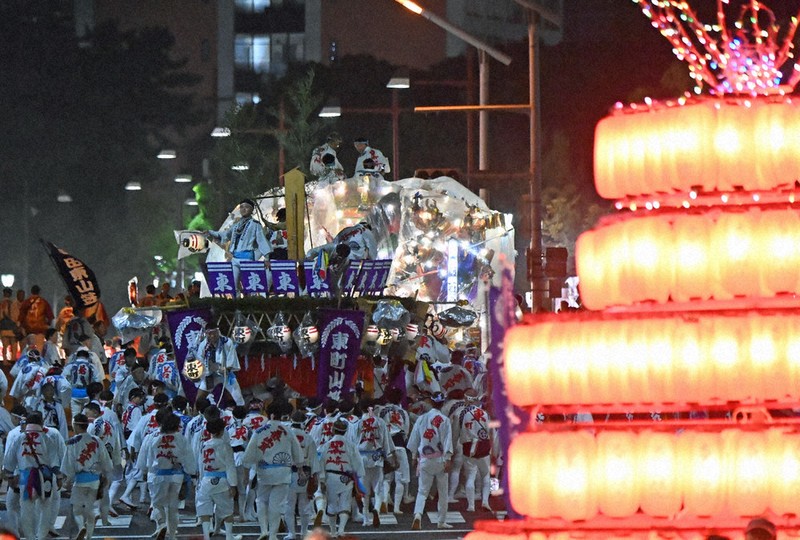 酷暑を避けて9月開催となった「わっしょい百万夏まつり」。夏まつり大集合では各地の山笠や山車がにぎやかに共演した＝北九州市小倉北区で2025年9月20日午後7時9分、上入来尚撮影